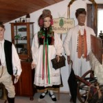 Trachten in der Wankheimer Trachtenstuben von Walter Bauer