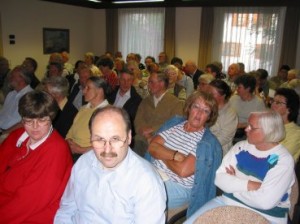 Gespannte Zuhörer im Saal des Immenhäuser Rathaus